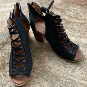 Size 9 black Soda heels
